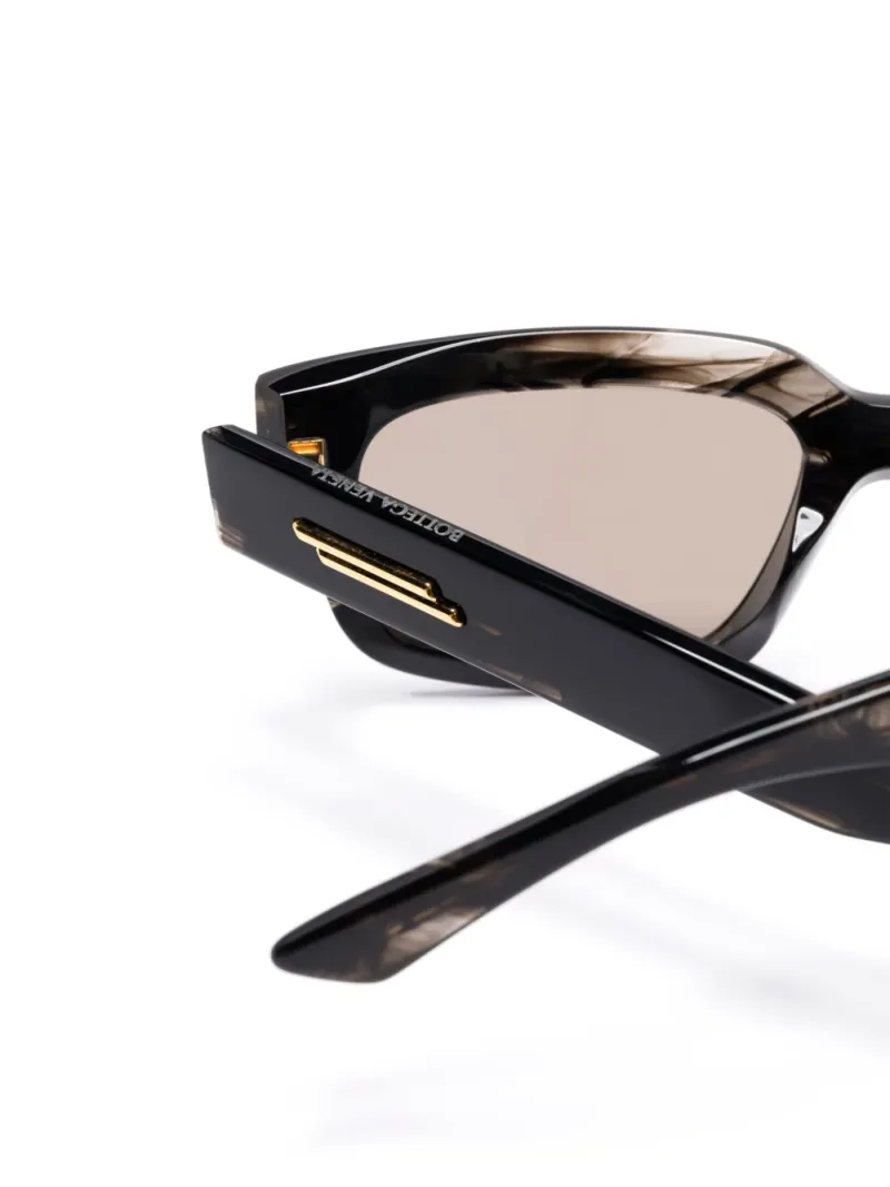 Bottega Veneta — Ultrathin squared sunglasses — Foto 3 di 3