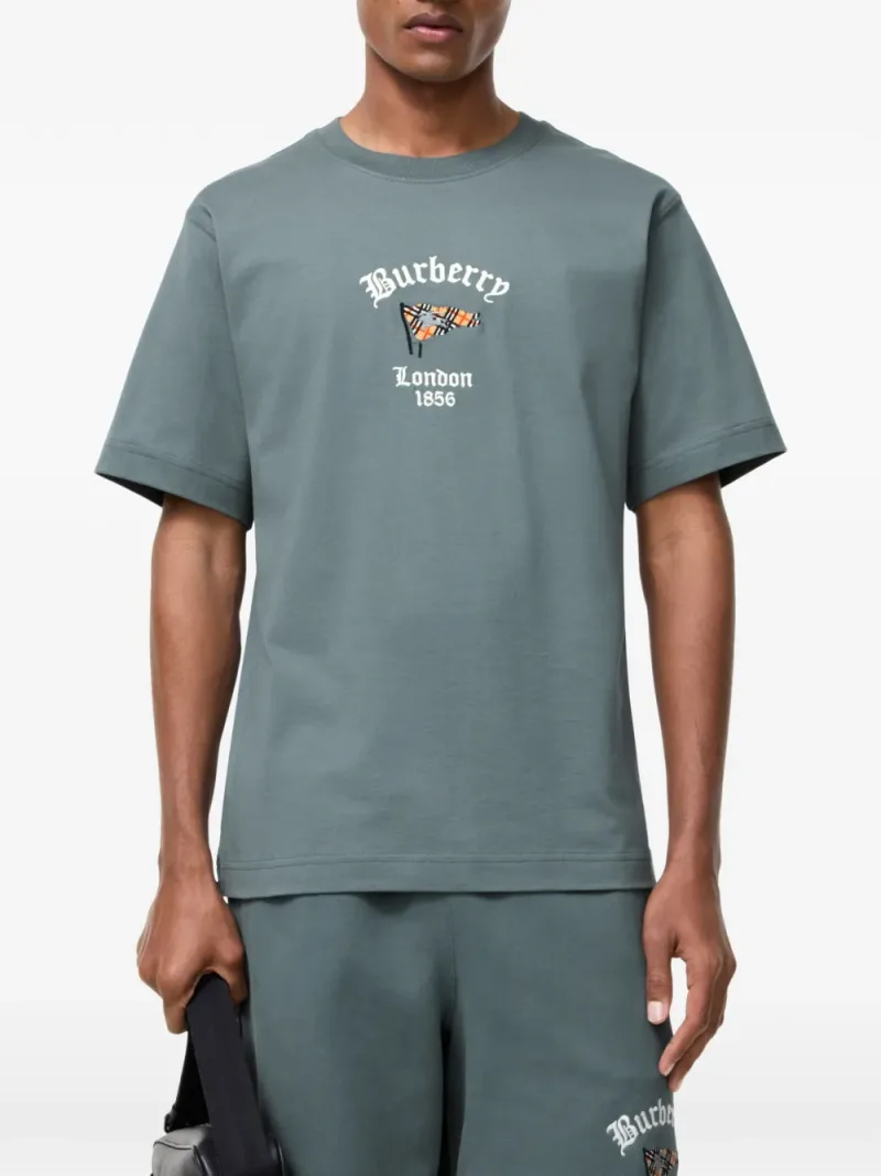 Burberry — Check flag cotton T-shirt — Foto 2 di 4