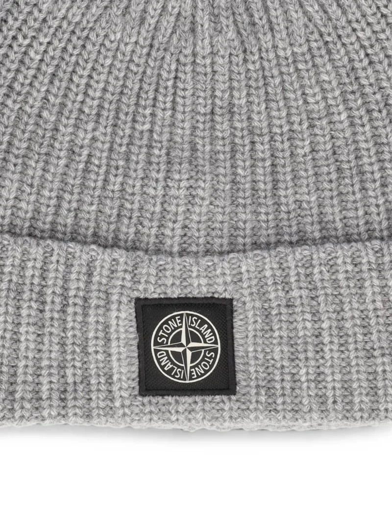 Stone Island — Logo-patch ribbed-knit beanie hat — Foto 3 di 3