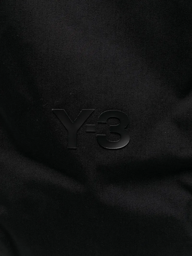Y-3 — Buckle-detail logo-print backpack — Foto 3 di 4