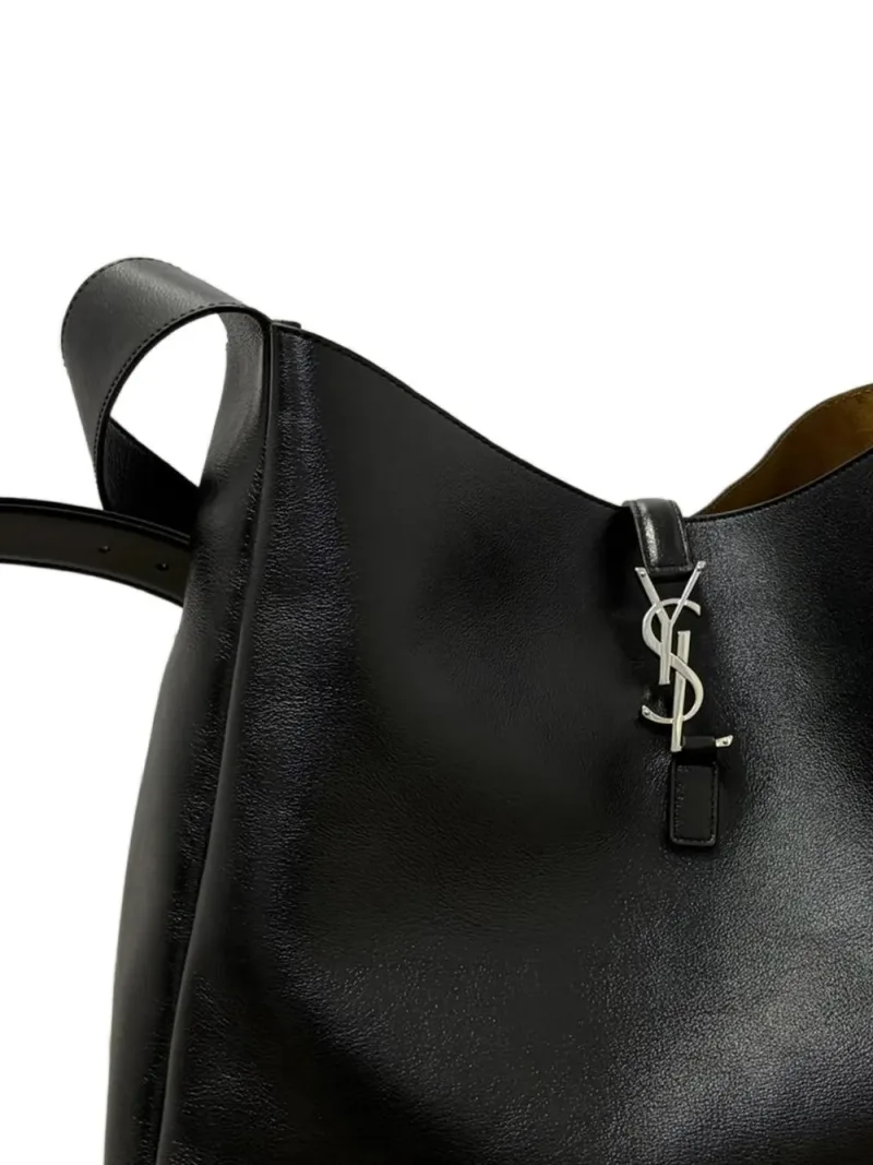 Saint Laurent — LE 5 À 7 maxi bag in grained leather — Foto 2 di 2