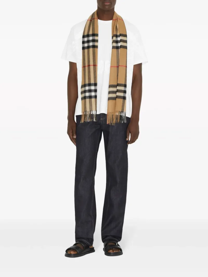 Burberry — The Classic Check cashmere scarf — Foto 4 di 5