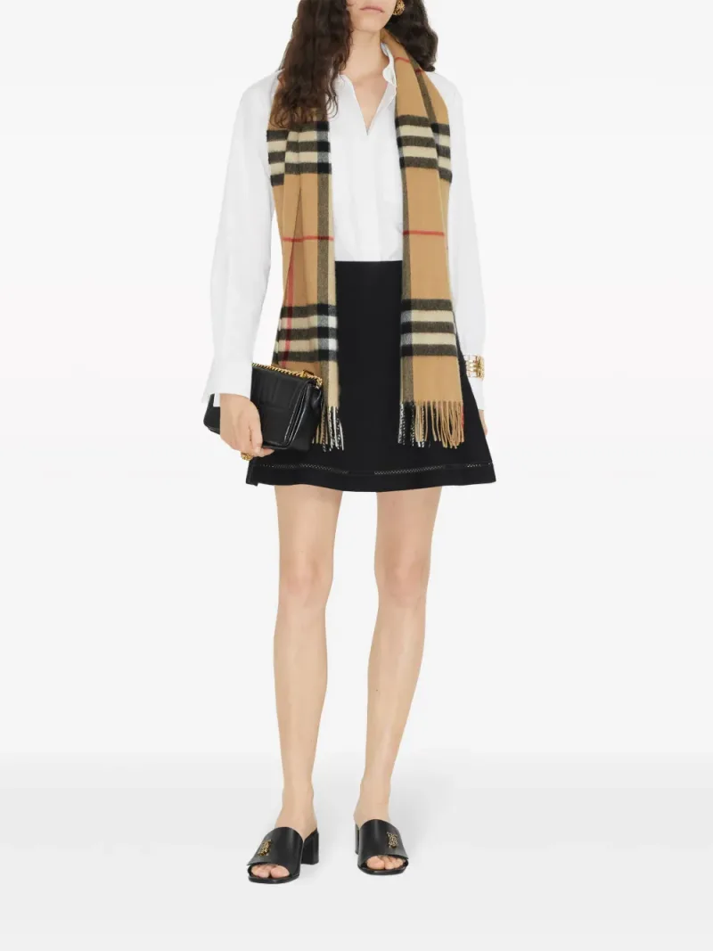 Burberry — The Classic Check cashmere scarf — Foto 5 di 5