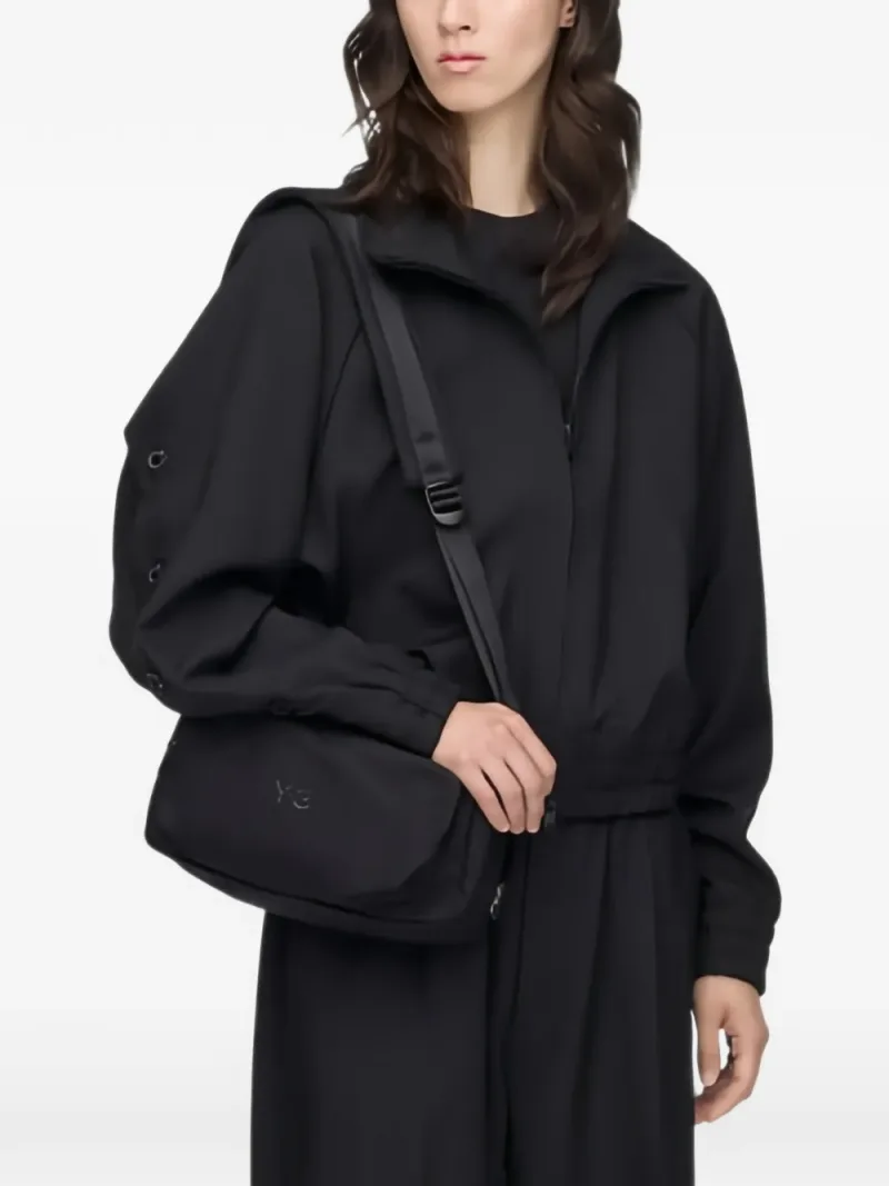 Y-3 — Bolsa transversal com estampa de logo — Foto 2 de 4